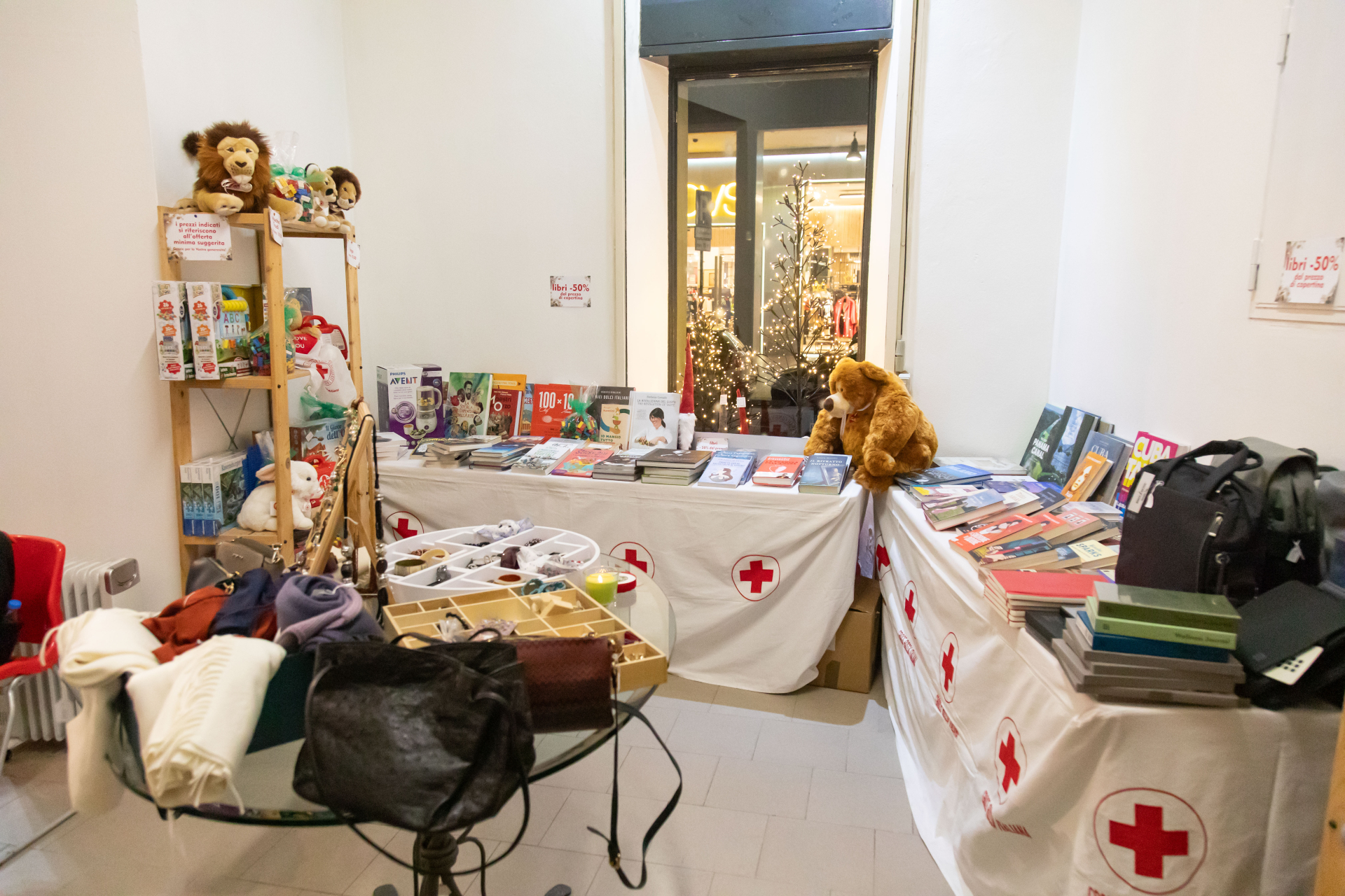 I due temporary Shop della CRI Milano per un Natale Solidale